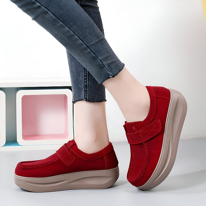 Gros plan sur des chaussures compensées rouges avec fermeture velcro. Bottes confortables pour femmes avec jeans gris. Chaussures orthopédiques avec semelles beiges. Mode décontractée et élégante., 45286793707701,45286793740469,45286793773237,45286793806005,45286793838773,45286793871541,45286793904309,45286793937077,45286793969845,45286794002613,45286794035381,45286794068149,45286794100917,45286794133685,45286794166453,45286794199221,45286794231989,45286794264757,45286794297525,45286794330293,452867