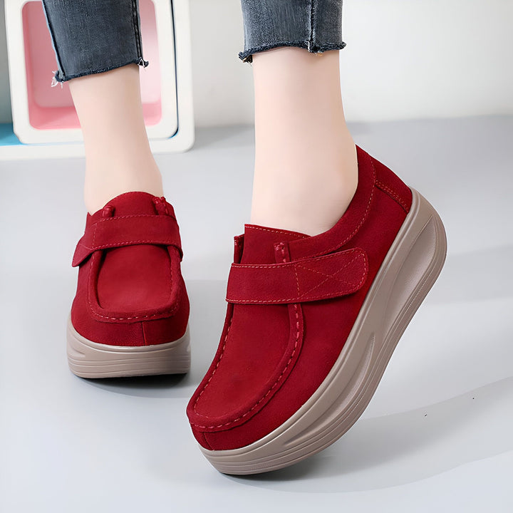 Chaussures mocassins rouges à semelle compensée beige portées par une femme. Fermeture à scratch sur le dessus du pied. Idéales pour un look décontracté et confortable., 45286793707701,45286793740469,45286793773237,45286793806005,45286793838773,45286793871541,45286793904309,45286793937077,45286793969845,45286794002613,45286794035381,45286794068149,45286794100917,45286794133685,45286794166453,45286794199221,45286794231989,45286794264757,45286794297525,45286794330293,45286794363061,45286794395829,452
