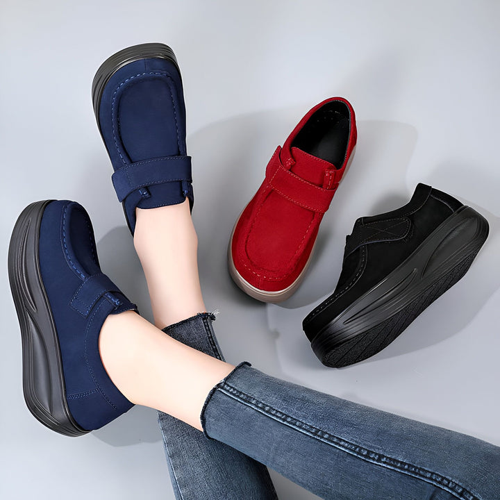 Chaussures confortables à semelle compensée, en bleu marine aux pieds d'une personne, à côté de modèles rouges et noirs. Style décontracté avec fermeture à scratch, idéales pour un look tendance et pratique., 45286793707701,45286793740469,45286793773237,45286793806005,45286793838773,45286793871541,45286793904309,45286793937077,45286793969845,45286794002613,45286794035381,45286794068149,45286794100917,45286794133685,45286794166453,45286794199221,45286794231989,45286794264757,45286794297525,452867