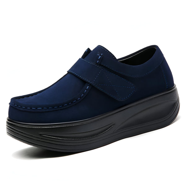 Chaussure femme bleu marine avec semelle compensée noire et bride à velcro. Mocassin confortable et élégant. Idéal pour le quotidien., 45286793707701,45286793740469,45286793773237,45286793806005,45286793838773,45286793871541,45286793904309,45286793937077,45286793969845,45286794002613,45286794035381,45286794068149,45286794100917,45286794133685,45286794166453,45286794199221,45286794231989,45286794264757,45286794297525,45286794330293,45286794363061,45286794395829,45286794428597,45286794461365