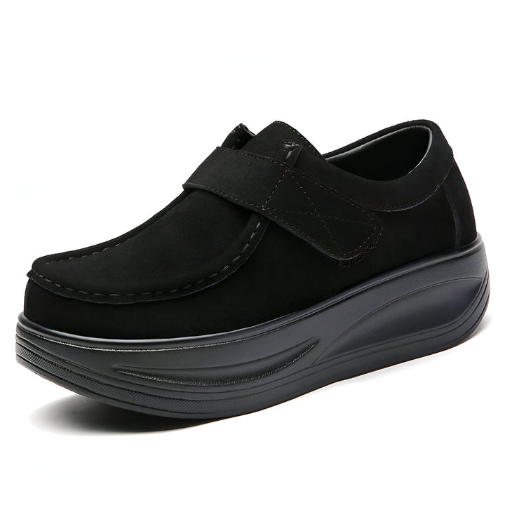 Chaussure noire compensée en daim avec une fermeture à bande velcro, idéale pour le confort et le style décontracté., 45286793707701,45286793740469,45286793773237,45286793806005,45286793838773,45286793871541,45286793904309,45286793937077,45286793969845,45286794002613,45286794035381,45286794068149,45286794100917,45286794133685,45286794166453,45286794199221,45286794231989,45286794264757,45286794297525,45286794330293,45286794363061,45286794395829,45286794428597,45286794461365