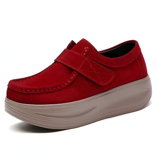 Mocassin rouge en daim avec une semelle épaisse et une bride à scratch. Chaussure confortable et élégante pour femme., 45286793707701,45286793740469,45286793773237,45286793806005,45286793838773,45286793871541,45286793904309,45286793937077,45286793969845,45286794002613,45286794035381,45286794068149,45286794100917,45286794133685,45286794166453,45286794199221,45286794231989,45286794264757,45286794297525,45286794330293,45286794363061,45286794395829,45286794428597,45286794461365