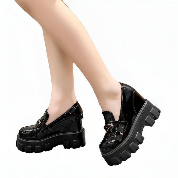 Image de chaussures vernies noires à plateforme compensée, style mocassins. Détail d'une boucle dorée. Chaussures de mode élégantes pour femme., 45286905938101,45286905970869,45286906003637,45286906036405,45286906069173,45286906101941,45286906134709,45286906167477,45286906200245,45286906233013,45286906265781,45286906298549