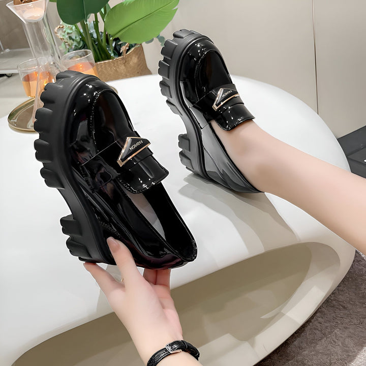 Mocassins plateforme noirs vernis avec boucle dorée. Style décontracté, tendance mode femme, chaussures confortables avec semelle épaisse crantée. Idée cadeau pour elle., 45286905938101,45286905970869,45286906003637,45286906036405,45286906069173,45286906101941,45286906134709,45286906167477,45286906200245,45286906233013,45286906265781,45286906298549