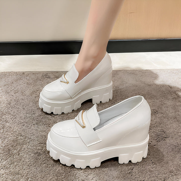 Mocassins compensés blancs vernis avec boucle dorée, style preppy tendance. Chaussures à plateforme crantée, mode et confort., 45286905938101,45286905970869,45286906003637,45286906036405,45286906069173,45286906101941,45286906134709,45286906167477,45286906200245,45286906233013,45286906265781,45286906298549