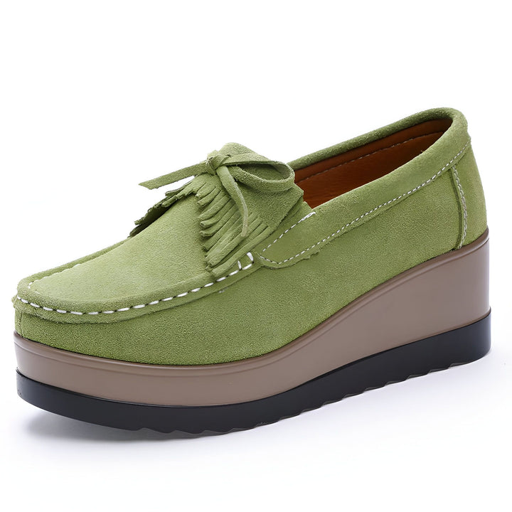 Mocassin compensé pour femme en daim vert olive, avec un nœud et des franges décoratives. Semelle plateforme en couches marron et noire. Coutures blanches apparentes. Chaussure décontractée et confortable., 45286964887733,45286964920501,45286964953269,45286964986037,45286965018805,45286965051573,45286965084341,45286965117109,45286965149877,45286965182645,45286965215413,45286965248181,45286965280949,45286965313717,45286965346485,45286965379253,45286965412021,45286965444789,45286965477557,4528696551032
