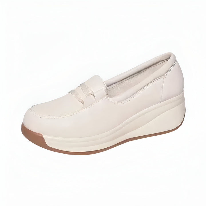 Mocassin compensé en cuir beige pour femme. Chaussure confortable à enfiler avec semelle marron. Mode féminine, style décontracté, talon compensé., 45286965838005,45286965870773,45286965903541,45286965936309,45286965969077,45286966001845,45286966034613,45286966067381,45286966100149,45286966132917,45286966165685,45286966198453,45286966231221,45286966263989,45286966296757,45286966329525,45286966362293,45286966395061