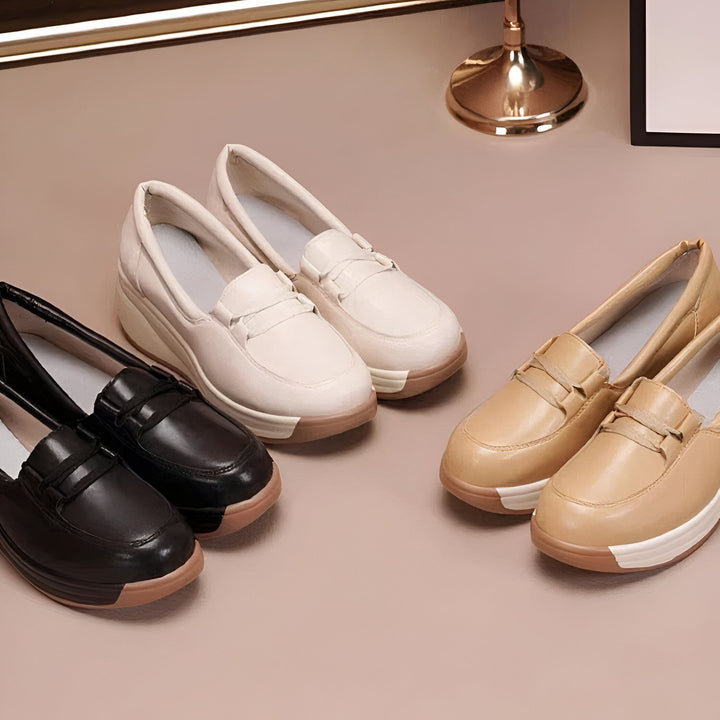 Image de trois paires de chaussures plates en cuir : une paire noire, une beige et une couleur crème., 45286965838005,45286965870773,45286965903541,45286965936309,45286965969077,45286966001845,45286966034613,45286966067381,45286966100149,45286966132917,45286966165685,45286966198453,45286966231221,45286966263989,45286966296757,45286966329525,45286966362293,45286966395061