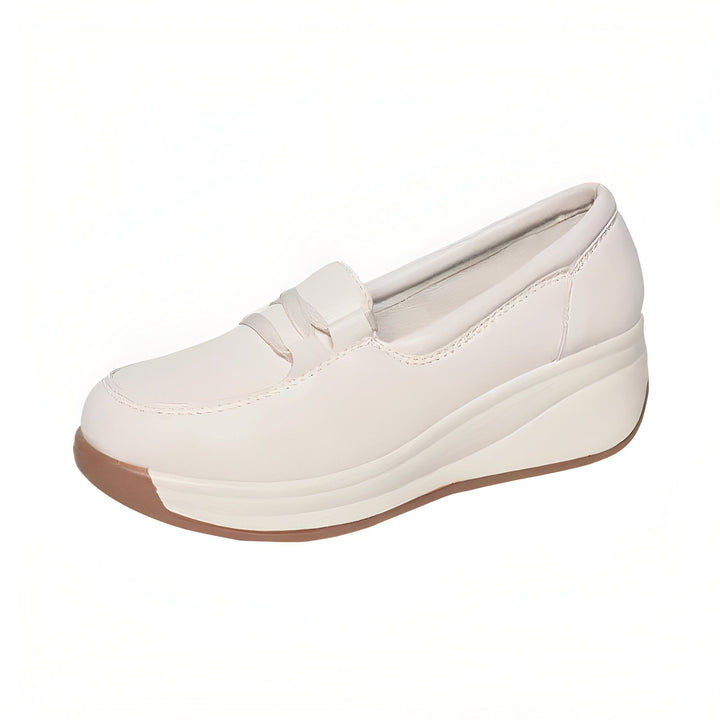 Mocassin blanc cassé pour femme avec semelle compensée. Chaussure confortable et élégante en cuir, parfaite pour le quotidien. Style décontracté avec détails raffinés., 45286965838005,45286965870773,45286965903541,45286965936309,45286965969077,45286966001845,45286966034613,45286966067381,45286966100149,45286966132917,45286966165685,45286966198453,45286966231221,45286966263989,45286966296757,45286966329525,45286966362293,45286966395061
