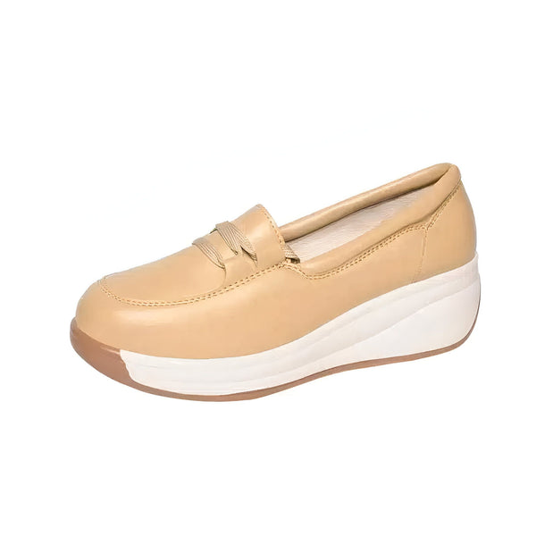 Mocassin beige à plateforme blanche. Chaussure en cuir verni style décontracté avec semelle compensée pour femme. Mode, confort et élégance au quotidien., 45286965838005,45286965870773,45286965903541,45286965936309,45286965969077,45286966001845,45286966034613,45286966067381,45286966100149,45286966132917,45286966165685,45286966198453,45286966231221,45286966263989,45286966296757,45286966329525,45286966362293,45286966395061