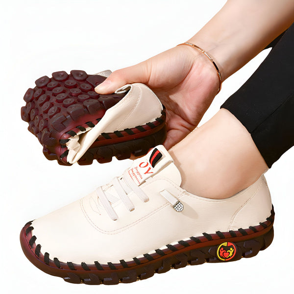 Chaussures décontractées blanches et marron. La semelle d'une chaussure est pliée, montrant sa flexibilité. L'autre chaussure est portée au pied. Mode confortable et élégante., 45286745309365,45286745342133,45286745374901,45286745407669,45286745440437,45286745473205,45286745505973,45286745538741,45286745571509,45286745604277,45286745637045,45286745669813,45286745702581,45286745735349,45286745768117,45286745800885,45286745833653,45286745866421,45286745899189,45286745931957,45286745964725,45286745997