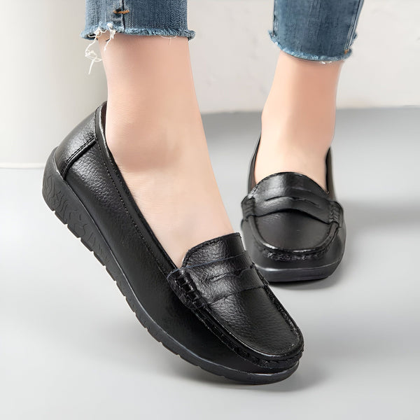 Gros plan de mocassins noirs en cuir portés avec un jean. Chaussures confortables et élégantes pour femme. Détail des coutures et de la texture du cuir. Mode féminine décontractée., 45287074594997,45287074627765,45287074660533,45287074693301,45287074726069,45287074758837,45287074791605,45287074824373,45287074857141,45287074889909,45287074922677,45287074955445,45287074988213,45287075020981,45287075053749,45287075086517,45287075119285,45287075152053,45287075184821,45287075217589,45287075250357,452870