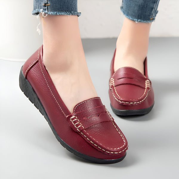Gros plan de mocassins en cuir bordeaux portés avec un jean. Les chaussures sont cousues avec du fil blanc et ont une semelle noire. Mode décontractée, chaussures confortables., 45287074594997,45287074627765,45287074660533,45287074693301,45287074726069,45287074758837,45287074791605,45287074824373,45287074857141,45287074889909,45287074922677,45287074955445,45287074988213,45287075020981,45287075053749,45287075086517,45287075119285,45287075152053,45287075184821,45287075217589,45287075250357,45287075283125