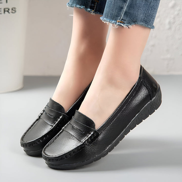 Mocassins noirs pour femmes, portés avec un jean. Chaussures basses en cuir confortables et élégantes. Idéal pour une tenue décontractée., 45287074594997,45287074627765,45287074660533,45287074693301,45287074726069,45287074758837,45287074791605,45287074824373,45287074857141,45287074889909,45287074922677,45287074955445,45287074988213,45287075020981,45287075053749,45287075086517,45287075119285,45287075152053,45287075184821,45287075217589,45287075250357,45287075283125,45287075315893,45287075348661,45287