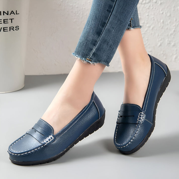 Gros plan sur des mocassins bleus pour femmes portés avec un jean. Chaussures en cuir confortables et élégantes, idéales pour le quotidien. Détails de couture blanche apparents., 45287074594997,45287074627765,45287074660533,45287074693301,45287074726069,45287074758837,45287074791605,45287074824373,45287074857141,45287074889909,45287074922677,45287074955445,45287074988213,45287075020981,45287075053749,45287075086517,45287075119285,45287075152053,45287075184821,45287075217589,45287075250357,45287075283