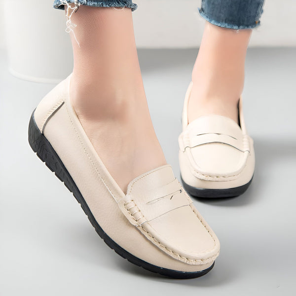 Gros plan sur des mocassins beiges confortables portés par une femme avec un jean. Chaussures élégantes et décontractées pour femmes., 45287074594997,45287074627765,45287074660533,45287074693301,45287074726069,45287074758837,45287074791605,45287074824373,45287074857141,45287074889909,45287074922677,45287074955445,45287074988213,45287075020981,45287075053749,45287075086517,45287075119285,45287075152053,45287075184821,45287075217589,45287075250357,45287075283125,45287075315893,45287075348661,4528707538