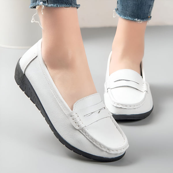 Gros plan sur des mocassins blancs en cuir portés avec un jean décontracté. Chaussures confortables avec semelle noire. Mode et style., 45287074594997,45287074627765,45287074660533,45287074693301,45287074726069,45287074758837,45287074791605,45287074824373,45287074857141,45287074889909,45287074922677,45287074955445,45287074988213,45287075020981,45287075053749,45287075086517,45287075119285,45287075152053,45287075184821,45287075217589,45287075250357,45287075283125,45287075315893,45287075348661,45287075381