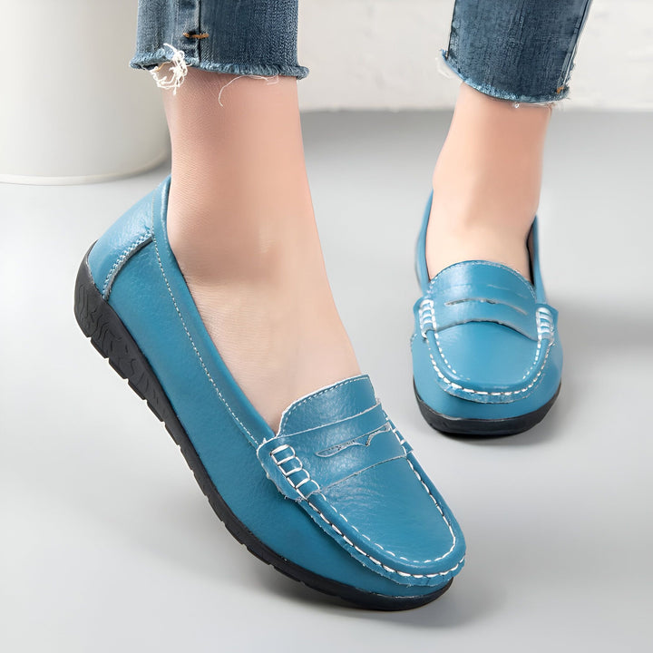 Gros plan sur des mocassins en cuir bleu turquoise portés avec un jean décontracté. Chaussures basses élégantes et confortables, idéales pour le quotidien. Détails de couture blanche visibles., 45287074594997,45287074627765,45287074660533,45287074693301,45287074726069,45287074758837,45287074791605,45287074824373,45287074857141,45287074889909,45287074922677,45287074955445,45287074988213,45287075020981,45287075053749,45287075086517,45287075119285,45287075152053,45287075184821,45287075217589,452870752