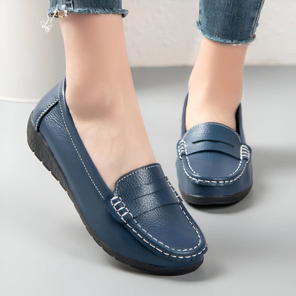 Gros plan de mocassins bleus en cuir portés par une personne. Couture blanche décorative, semelle noire. Idéal pour une tenue décontractée ou professionnelle. Chaussures confortables et élégantes., 45287074594997,45287074627765,45287074660533,45287074693301,45287074726069,45287074758837,45287074791605,45287074824373,45287074857141,45287074889909,45287074922677,45287074955445,45287074988213,45287075020981,45287075053749,45287075086517,45287075119285,45287075152053,45287075184821,45287075217589,45287