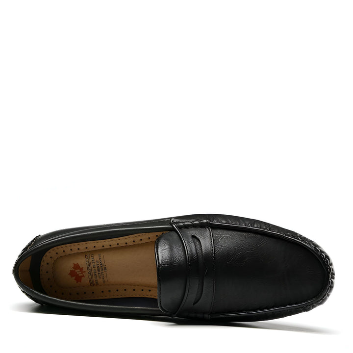 Mocassin noir élégant vu de dessus, avec détails de couture et logo visible à l'intérieur. Chaussure confortable et stylée, idéale pour un look décontracté chic., 45286873366709,45286873399477,45286873432245,45286873465013,45286873497781,45286873530549,45286873563317,45286873596085,45286873628853,45286873661621,45286873694389,45286873727157,45286873759925,45286873792693