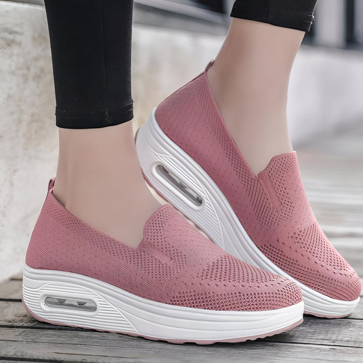 Gros plan sur des chaussures de sport roses sans lacets avec une semelle épaisse et blanche dotée d'une bulle d'air. Portées avec un legging noir, elles offrent confort et style. Idéal pour la marche et les activités quotidiennes., 45286890700981,45286890733749,45286890766517,45286890799285,45286890832053,45286890864821,45286890897589,45286890930357,45286890963125,45286890995893,45286891028661,45286891061429,45286891094197,45286891126965,45286891159733,45286891192501,45286891225269,45286891258037,452