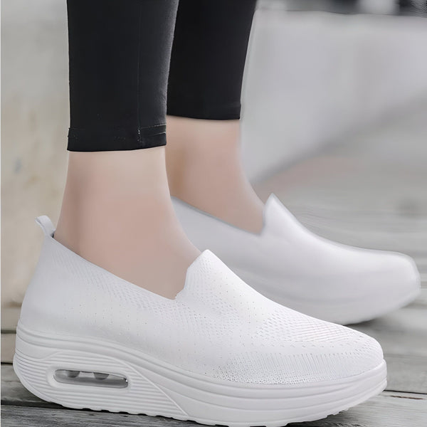 Gros plan de chaussures blanches décontractées, portées avec un legging noir. Les chaussures ont une semelle épaisse et une empeigne en tissu aéré. Style confortable et tendance., 45286890700981,45286890733749,45286890766517,45286890799285,45286890832053,45286890864821,45286890897589,45286890930357,45286890963125,45286890995893,45286891028661,45286891061429,45286891094197,45286891126965,45286891159733,45286891192501,45286891225269,45286891258037,45286891290805,45286891323573,45286891356341,452868913