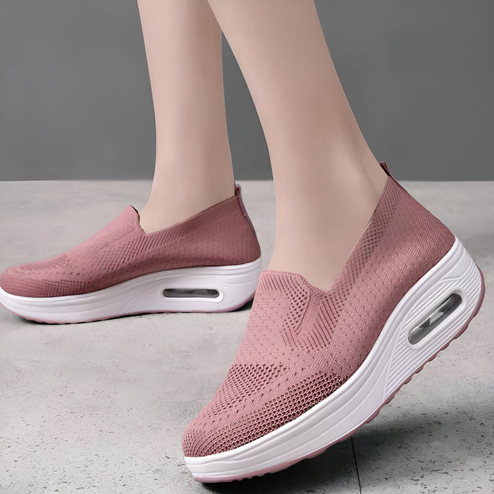 Chaussures de sport roses sans lacets avec semelles blanches épaisses. Vue rapprochée des chaussures portées par une femme., 45286890700981,45286890733749,45286890766517,45286890799285,45286890832053,45286890864821,45286890897589,45286890930357,45286890963125,45286890995893,45286891028661,45286891061429,45286891094197,45286891126965,45286891159733,45286891192501,45286891225269,45286891258037,45286891290805,45286891323573,45286891356341,45286891389109,45286891421877,45286891454645,45286891487413,4528689