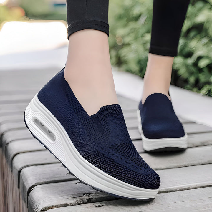 Gros plan sur des pieds portant des chaussures de sport bleu marine sans lacets avec des semelles blanches épaisses. Chaussures confortables et modernes., 45286890700981,45286890733749,45286890766517,45286890799285,45286890832053,45286890864821,45286890897589,45286890930357,45286890963125,45286890995893,45286891028661,45286891061429,45286891094197,45286891126965,45286891159733,45286891192501,45286891225269,45286891258037,45286891290805,45286891323573,45286891356341,45286891389109,45286891421877,452868914