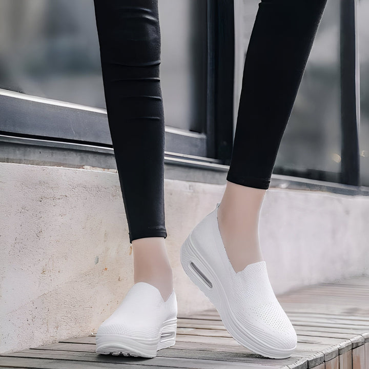 Gros plan sur des pieds chaussés de baskets blanches confortables, portées avec un legging noir. Idéal pour la marche ou le sport, style décontracté et tendance., 45286890700981,45286890733749,45286890766517,45286890799285,45286890832053,45286890864821,45286890897589,45286890930357,45286890963125,45286890995893,45286891028661,45286891061429,45286891094197,45286891126965,45286891159733,45286891192501,45286891225269,45286891258037,45286891290805,45286891323573,45286891356341,45286891389109,452868914218