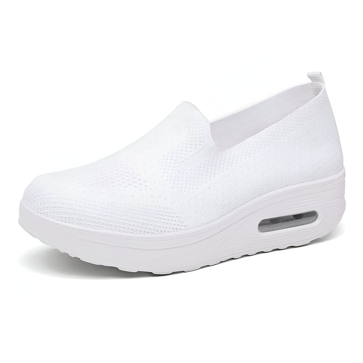 Chaussure de sport blanche pour femme, style slip-on avec semelle compensée. Confortable et tendance pour une activité physique légère ou un usage quotidien. Vue de côté, détails de la semelle visibles., 45286890700981,45286890733749,45286890766517,45286890799285,45286890832053,45286890864821,45286890897589,45286890930357,45286890963125,45286890995893,45286891028661,45286891061429,45286891094197,45286891126965,45286891159733,45286891192501,45286891225269,45286891258037,45286891290805,45286891323573