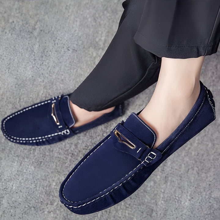 Vue rapprochée d'un homme portant des mocassins bleu marine élégants avec une boucle dorée. Chaussures décontractées parfaites pour un look sophistiqué et confortable., 45286659686581,45286659719349,45286659752117,45286659784885,45286659817653,45286659850421,45286659883189,45286659915957,45286659948725,45286659981493,45286660014261,45286660047029,45286660079797,45286660112565,45286660145333,45286660178101,45286660210869,45286660243637,45286660276405,45286660309173,45286660341941,45286660374709,4528
