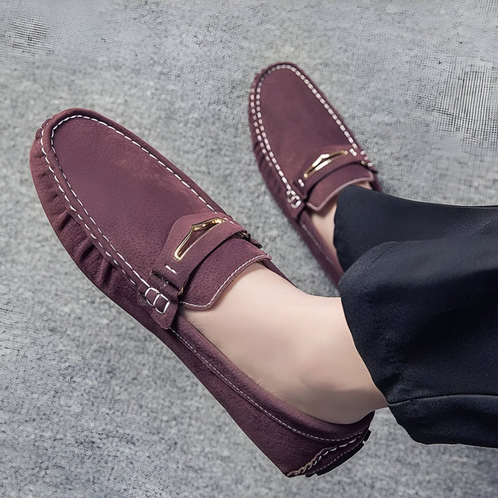 Mocassins bordeaux en daim pour homme, avec détails de couture blanche et ornement métallique doré. Chaussures élégantes et confortables, parfaites pour un look décontracté chic. Mode masculine, chaussures en cuir, style italien., 45286659686581,45286659719349,45286659752117,45286659784885,45286659817653,45286659850421,45286659883189,45286659915957,45286659948725,45286659981493,45286660014261,45286660047029,45286660079797,45286660112565,45286660145333,45286660178101,45286660210869,45286660243637,45