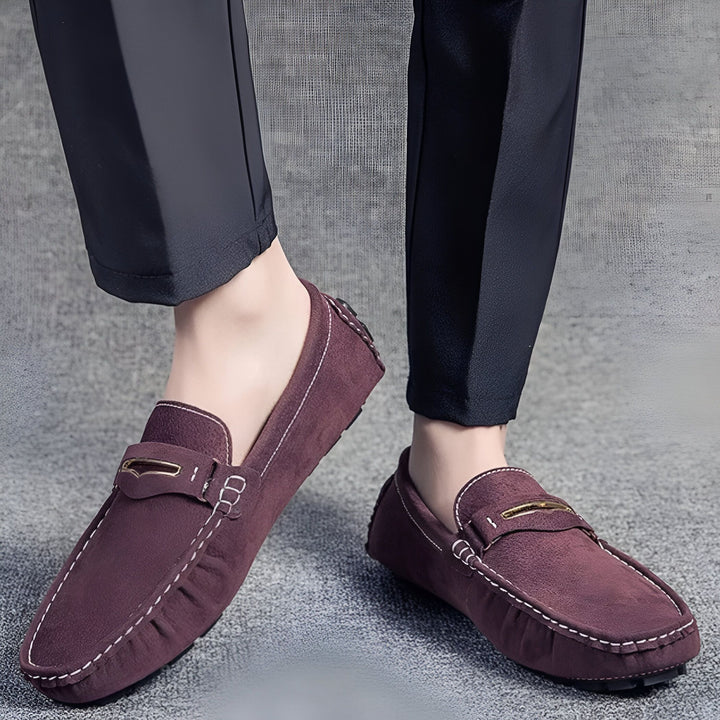 Mocassins bordeaux pour hommes en daim avec surpiqûres blanches et détails métalliques dorés, portés avec un pantalon noir élégant sur un fond gris. Chaussures décontractées et élégantes pour hommes., 45286659686581,45286659719349,45286659752117,45286659784885,45286659817653,45286659850421,45286659883189,45286659915957,45286659948725,45286659981493,45286660014261,45286660047029,45286660079797,45286660112565,45286660145333,45286660178101,45286660210869,45286660243637,45286660276405,4528666030917