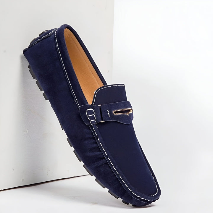 Mocassin bleu marine en daim pour homme, avec détails de couture blanche et boucle métallique dorée. Chaussure élégante et confortable, idéale pour un look décontracté chic., 45286659686581,45286659719349,45286659752117,45286659784885,45286659817653,45286659850421,45286659883189,45286659915957,45286659948725,45286659981493,45286660014261,45286660047029,45286660079797,45286660112565,45286660145333,45286660178101,45286660210869,45286660243637,45286660276405,45286660309173,45286660341941,452866603747
