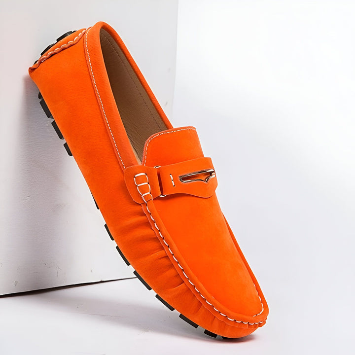 Mocassin orange en daim avec une boucle décorative. Chaussure élégante pour homme, idéale pour un look décontracté chic. Détails soignés et confort optimal., 45286659686581,45286659719349,45286659752117,45286659784885,45286659817653,45286659850421,45286659883189,45286659915957,45286659948725,45286659981493,45286660014261,45286660047029,45286660079797,45286660112565,45286660145333,45286660178101,45286660210869,45286660243637,45286660276405,45286660309173,45286660341941,45286660374709,45286660407477