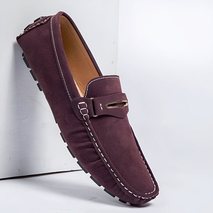 Mocassin homme en daim bordeaux. Chaussure décontractée avec surpiqûres blanches et ornement métallique. Semelle en caoutchouc antidérapante. Style élégant et confortable., 45286659686581,45286659719349,45286659752117,45286659784885,45286659817653,45286659850421,45286659883189,45286659915957,45286659948725,45286659981493,45286660014261,45286660047029,45286660079797,45286660112565,45286660145333,45286660178101,45286660210869,45286660243637,45286660276405,45286660309173,45286660341941,45286660374709,