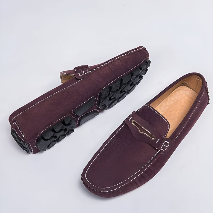Mocassins en daim bordeaux pour hommes. Chaussures décontractées élégantes avec détails cousus et semelle en caoutchouc., 45286659686581,45286659719349,45286659752117,45286659784885,45286659817653,45286659850421,45286659883189,45286659915957,45286659948725,45286659981493,45286660014261,45286660047029,45286660079797,45286660112565,45286660145333,45286660178101,45286660210869,45286660243637,45286660276405,45286660309173,45286660341941,45286660374709,45286660407477,45286660440245,45286660473013,45286660