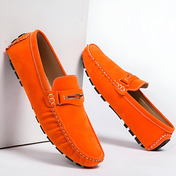 Mocassins orange en daim pour homme, élégants et confortables. Chaussures décontractées avec surpiqûres blanches et semelle noire. Idéal pour un look tendance et estival., 45286659686581,45286659719349,45286659752117,45286659784885,45286659817653,45286659850421,45286659883189,45286659915957,45286659948725,45286659981493,45286660014261,45286660047029,45286660079797,45286660112565,45286660145333,45286660178101,45286660210869,45286660243637,45286660276405,45286660309173,45286660341941,45286660374709,45