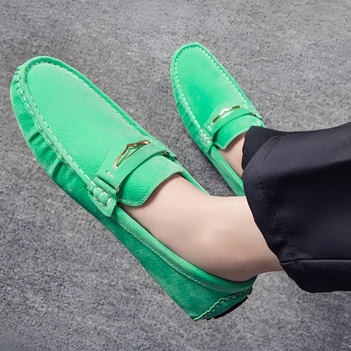 Gros plan de mocassins verts en daim portés. Chaussures d'été décontractées avec détails dorés. Mode masculine, chaussures de ville., 45286659686581,45286659719349,45286659752117,45286659784885,45286659817653,45286659850421,45286659883189,45286659915957,45286659948725,45286659981493,45286660014261,45286660047029,45286660079797,45286660112565,45286660145333,45286660178101,45286660210869,45286660243637,45286660276405,45286660309173,45286660341941,45286660374709,45286660407477,45286660440245,452866604