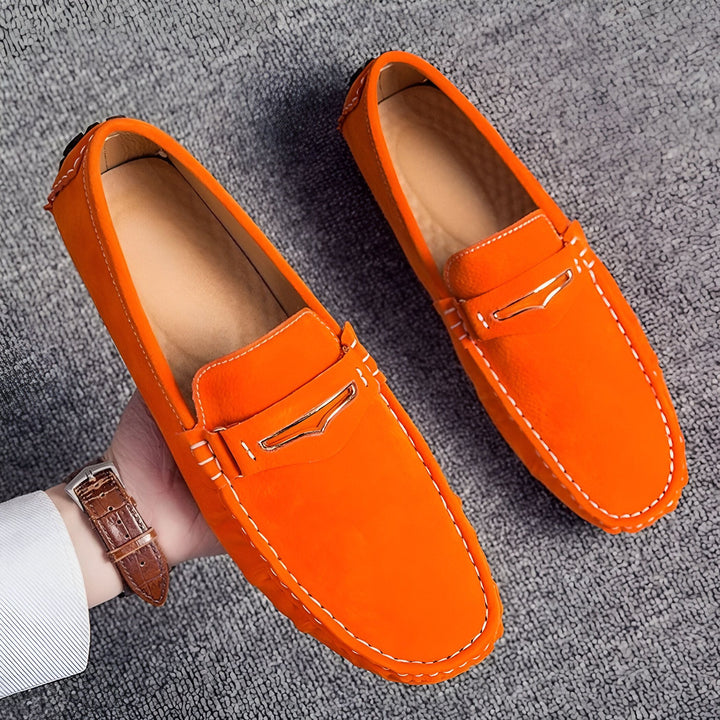 Mocassins orange vif pour hommes, en daim avec détails métalliques argentés et coutures blanches, présentés sur un fond gris texturé. Style élégant et décontracté., 45286659686581,45286659719349,45286659752117,45286659784885,45286659817653,45286659850421,45286659883189,45286659915957,45286659948725,45286659981493,45286660014261,45286660047029,45286660079797,45286660112565,45286660145333,45286660178101,45286660210869,45286660243637,45286660276405,45286660309173,45286660341941,45286660374709,45286