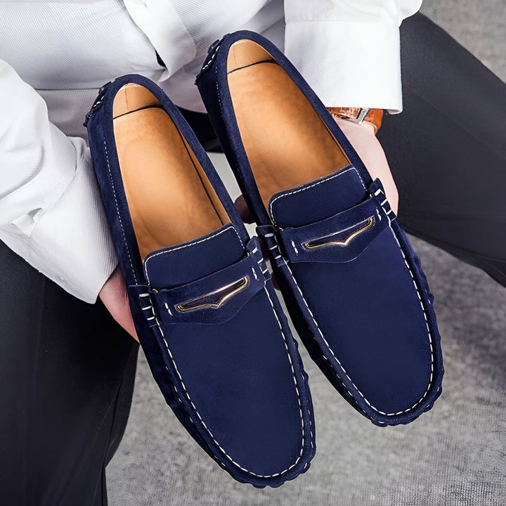 Mocassins homme en daim bleu marine avec boucle dorée, chaussures élégantes et confortables, portées par un homme en chemise blanche., 45286659686581,45286659719349,45286659752117,45286659784885,45286659817653,45286659850421,45286659883189,45286659915957,45286659948725,45286659981493,45286660014261,45286660047029,45286660079797,45286660112565,45286660145333,45286660178101,45286660210869,45286660243637,45286660276405,45286660309173,45286660341941,45286660374709,45286660407477,45286660440245,45286660473