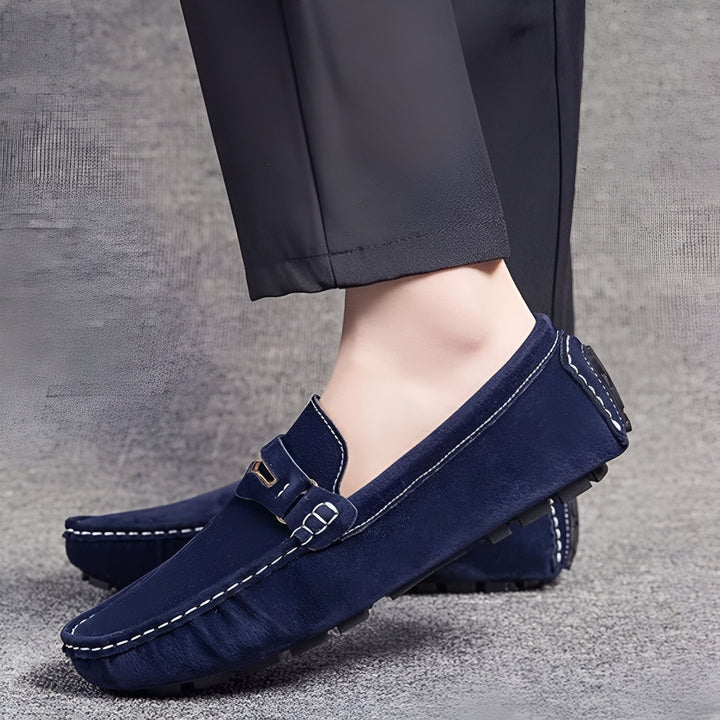 Homme portant des mocassins bleus en daim, avec un pantalon noir. Chaussures élégantes et confortables. Détails de couture blanche., 45286659686581,45286659719349,45286659752117,45286659784885,45286659817653,45286659850421,45286659883189,45286659915957,45286659948725,45286659981493,45286660014261,45286660047029,45286660079797,45286660112565,45286660145333,45286660178101,45286660210869,45286660243637,45286660276405,45286660309173,45286660341941,45286660374709,45286660407477,45286660440245,45286660473013