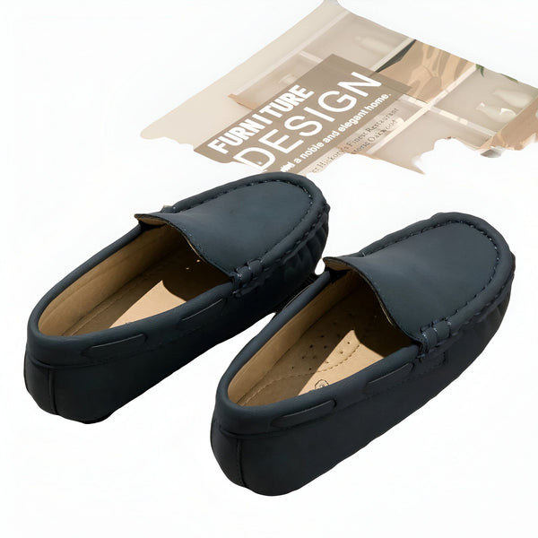 Mocassins en cuir bleu marine pour hommes avec brochure de design d'intérieur en arrière-plan. Chaussures décontractées élégantes, style mocassin classique., 45287100252341,45287100285109,45287100317877,45287100350645,45287100383413,45287100416181,45287100448949,45287100481717,45287100514485,45287100547253,45287100580021,45287100612789,45287100645557,45287100678325,45287100711093,45287100743861,45287100776629,45287100809397,45287100842165,45287100874933,45287100907701,45287100940469,45287100973237,4