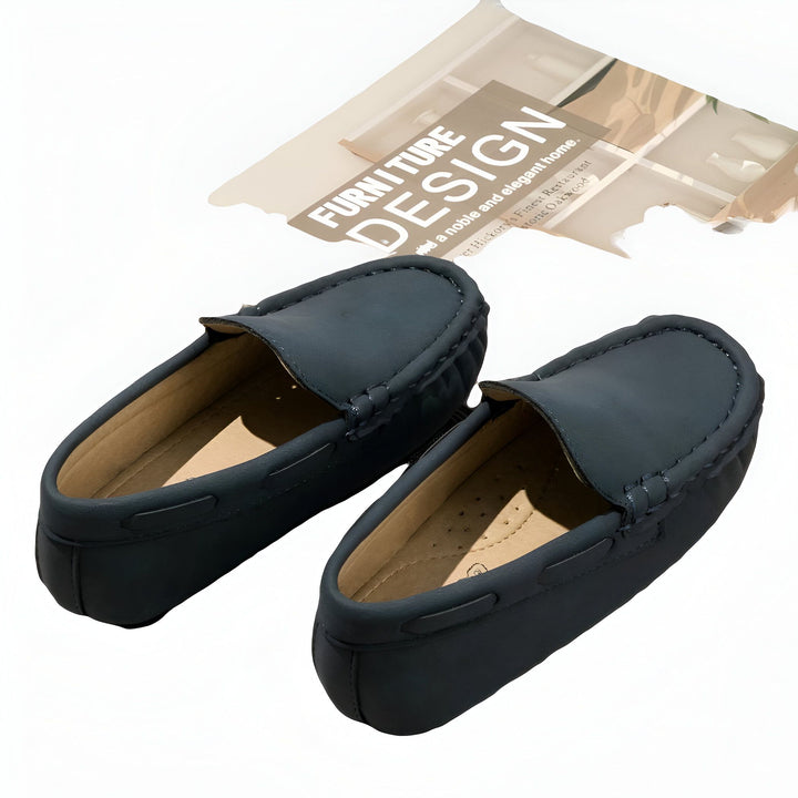 Mocassins en cuir bleu marine pour hommes avec brochure de design d'intérieur en arrière-plan. Chaussures décontractées élégantes, style mocassin classique., 45287100252341,45287100285109,45287100317877,45287100350645,45287100383413,45287100416181,45287100448949,45287100481717,45287100514485,45287100547253,45287100580021,45287100612789,45287100645557,45287100678325,45287100711093,45287100743861,45287100776629,45287100809397,45287100842165,45287100874933,45287100907701,45287100940469,45287100973237,4