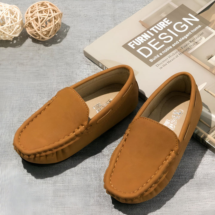 Mocassins en cuir marron, vus de dessus, à côté d'un livre sur le design d'intérieur et de décorations en rotin. Chaussures décontractées et élégantes. Idéal pour un style sophistiqué., 45287100252341,45287100285109,45287100317877,45287100350645,45287100383413,45287100416181,45287100448949,45287100481717,45287100514485,45287100547253,45287100580021,45287100612789,45287100645557,45287100678325,45287100711093,45287100743861,45287100776629,45287100809397,45287100842165,45287100874933,4528710090770