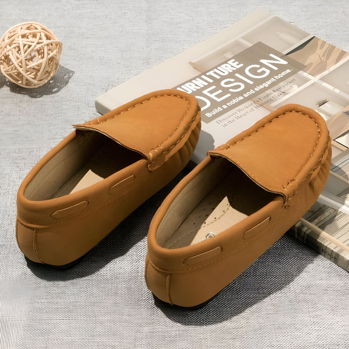 Mocassins camel pour femme sur une table, accompagnés d'un livre de design d'intérieur et d'une boule décorative en osier. Chaussures confortables et élégantes, parfaites pour le quotidien., 45287100252341,45287100285109,45287100317877,45287100350645,45287100383413,45287100416181,45287100448949,45287100481717,45287100514485,45287100547253,45287100580021,45287100612789,45287100645557,45287100678325,45287100711093,45287100743861,45287100776629,45287100809397,45287100842165,45287100874933,45287100907701