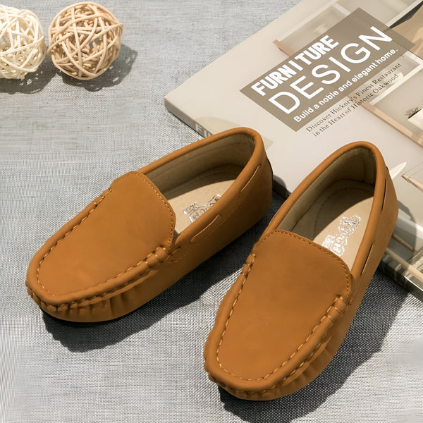 Mocassins pour enfants couleur camel, présentés avec un livre de design d'intérieur et des boules décoratives en osier. Chaussures élégantes et confortables pour enfants. Mode enfantine., 45287100252341,45287100285109,45287100317877,45287100350645,45287100383413,45287100416181,45287100448949,45287100481717,45287100514485,45287100547253,45287100580021,45287100612789,45287100645557,45287100678325,45287100711093,45287100743861,45287100776629,45287100809397,45287100842165,45287100874933,45287100907701,4
