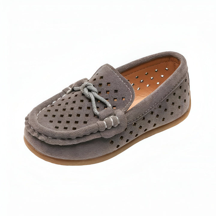 Mocassin gris pour enfant, en daim, avec des perforations carrées et un nœud décoratif. Chaussure élégante et confortable., 45286761824437,45286761857205,45286761889973,45286761922741,45286761955509,45286761988277,45286762021045,45286762053813,45286762086581,45286762119349,45286762152117,45286762184885,45286762217653,45286762250421,45286762283189,45286762315957,45286762348725,45286762381493,45286762414261,45286762447029,45286762479797,45286762512565,45286762545333,45286762578101,45286762610869,452867