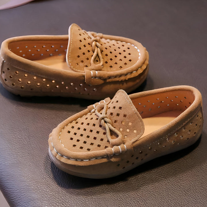 Paire de mocassins pour enfants en daim marron clair, perforés de petits carrés, avec lacets décoratifs sur le dessus. Chaussures d'été légères et confortables pour bébé., 45286761824437,45286761857205,45286761889973,45286761922741,45286761955509,45286761988277,45286762021045,45286762053813,45286762086581,45286762119349,45286762152117,45286762184885,45286762217653,45286762250421,45286762283189,45286762315957,45286762348725,45286762381493,45286762414261,45286762447029,45286762479797,45286762512565