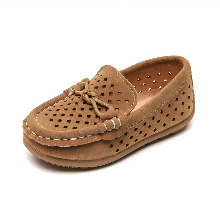 Mocassin enfant en daim marron clair avec perforations carrées. Noeud décoratif sur le dessus de la chaussure. Idéal pour le confort et le style des petits pieds., 45286761824437,45286761857205,45286761889973,45286761922741,45286761955509,45286761988277,45286762021045,45286762053813,45286762086581,45286762119349,45286762152117,45286762184885,45286762217653,45286762250421,45286762283189,45286762315957,45286762348725,45286762381493,45286762414261,45286762447029,45286762479797,45286762512565,4528676254533